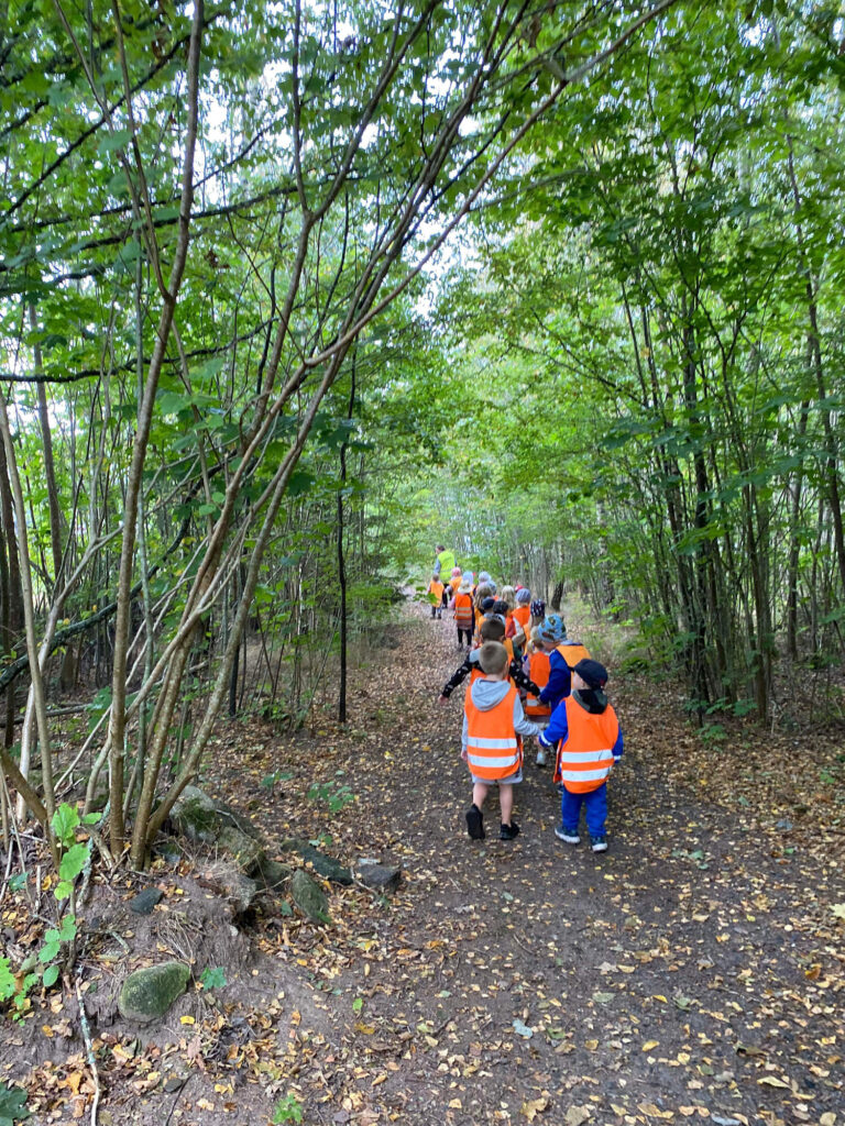 Förskoleklass på promenad i skogen